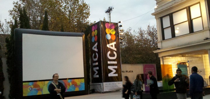 Andrew Dubber (adelante con morral) en MICA 2011