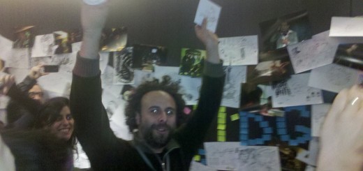 Fer Isella con el disco terminado en sus manos, recién llegados.